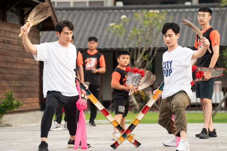 温昇豪鄉（左）、劉冠廷訓練一直同手同腳，頗為受挫。民視提供