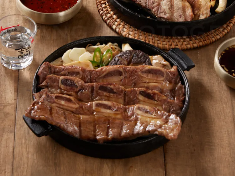 「社長請客牛小排」選用美國帶骨牛小排裹上韓式特調醬料，再以BBQ手法烘烤。業者提供