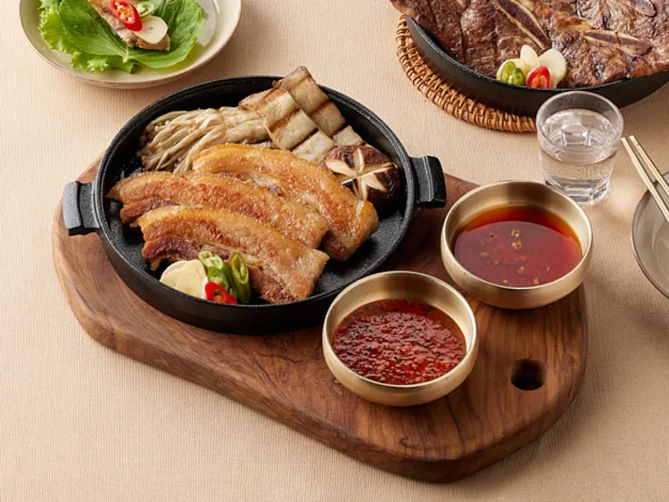 「歐某厚切豬五花」將厚切軟嫩的豬五花外皮烤得酥酥脆脆、內層肉質紮實又有豐富口感。業者提供