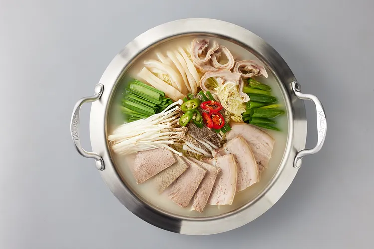 「釜山屋哩豬肉湯鍋」以豬五花、豬肩頰肉、豬肚和豬耳朵四種肉品燉煮出濃郁湯頭。業者提供