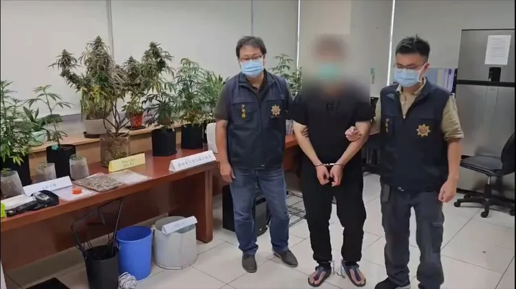 警方移送黃男。桃園市警局少年隊提供