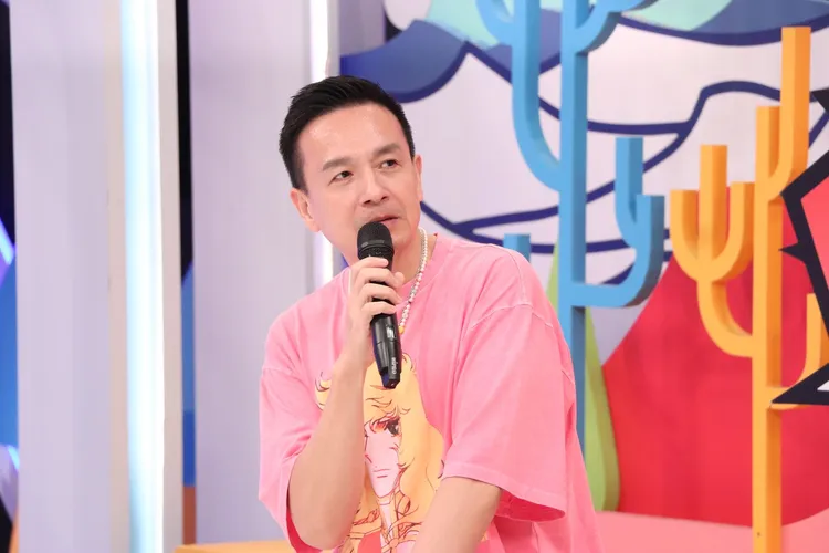 小鐘瘋狂搭訕李多慧。中天提供