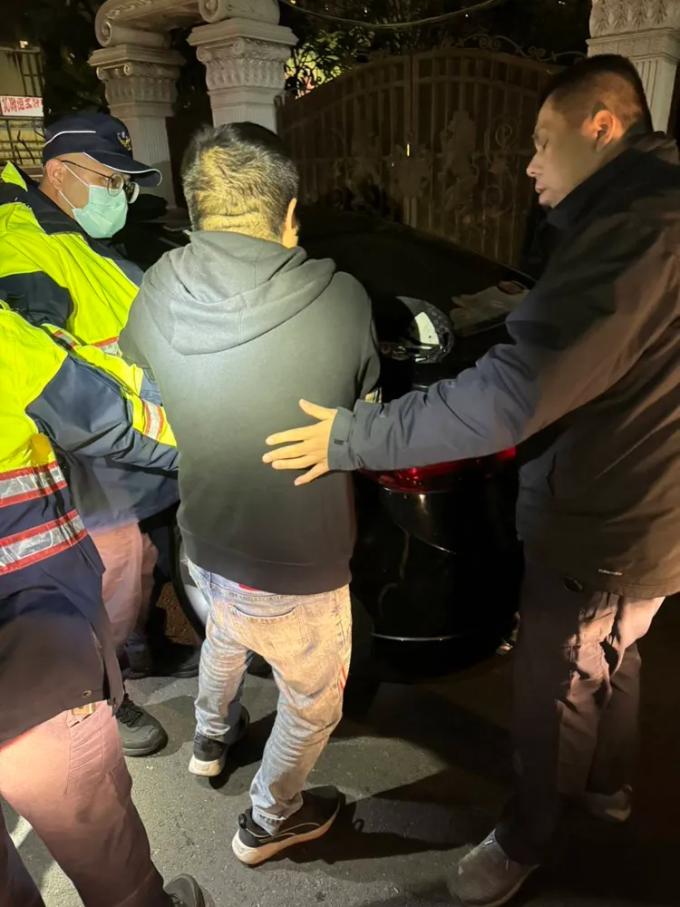 陳男違停紅線，代價超慘重。讀者提供