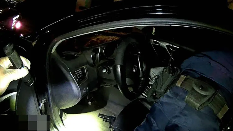 警方搜車又起出槍毒。讀者提供