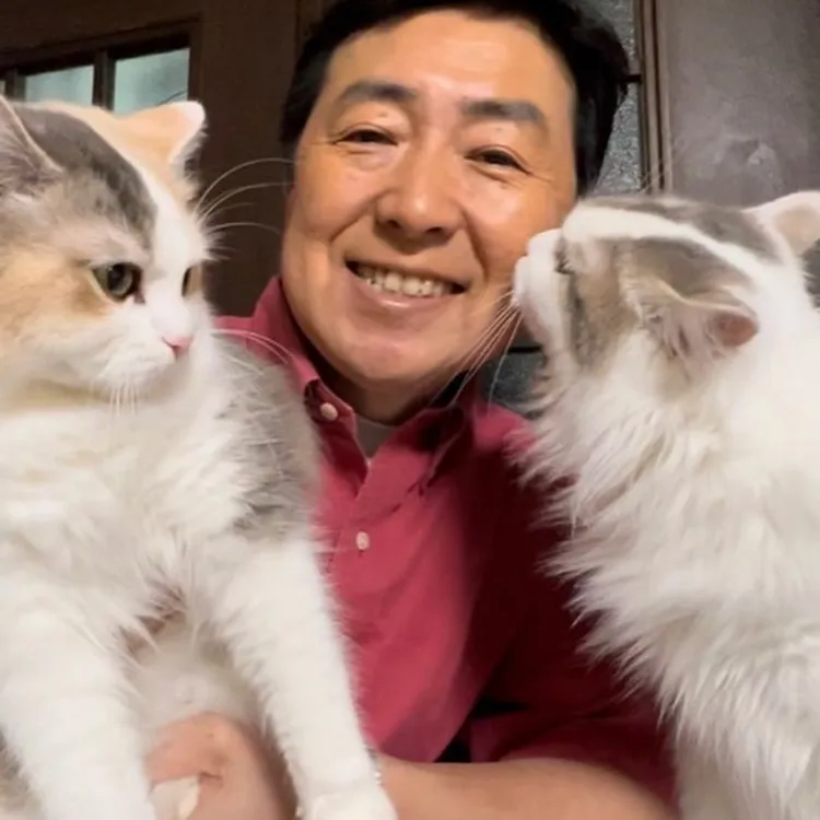 前主播笠井信輔疼愛2個貓女兒。翻攝shinsuke.kasai IG