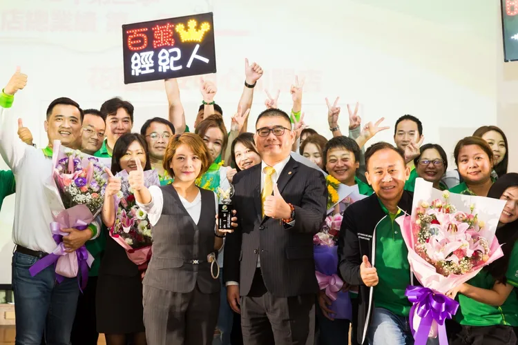 有永慶加盟總部全面性的資源協助，有巢氏房屋楊政諺團隊去年業績翻倍成長。永慶房產集團提供