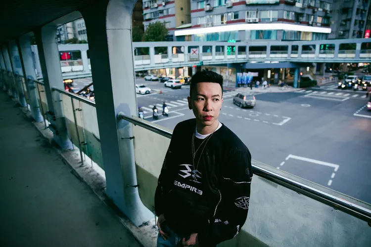 小春分享這首歌的創作起源。本色音樂提供