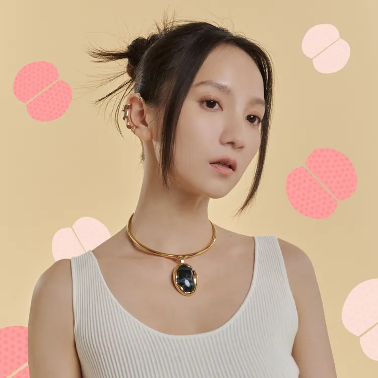 張寗以石頭玉象徵要努力開出自己的花。自由試娛樂提供