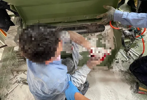 手臂遭機台捲入!工人手掌血肉模糊 「驚魂卡20分鐘」送醫