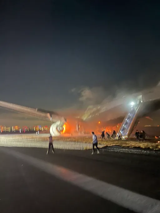 羽田機場日航客機起火 機艙內畫面曝光!濃煙密布乘客驚慌