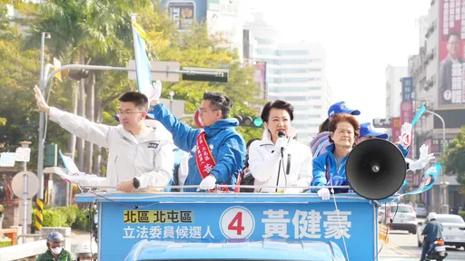 盧秀燕拚了！陪黃健豪車掃誓奪本命區　籲市民選不卡台中的立委