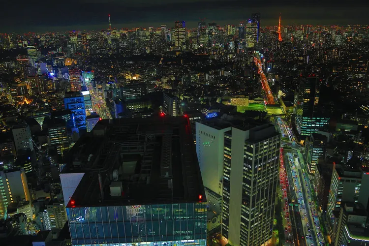 東京澀谷SKY觀景臺，可以看到晴空塔（左）和東京鐵塔（右）。翻攝《日本自助旅遊中毒者》粉絲頁
