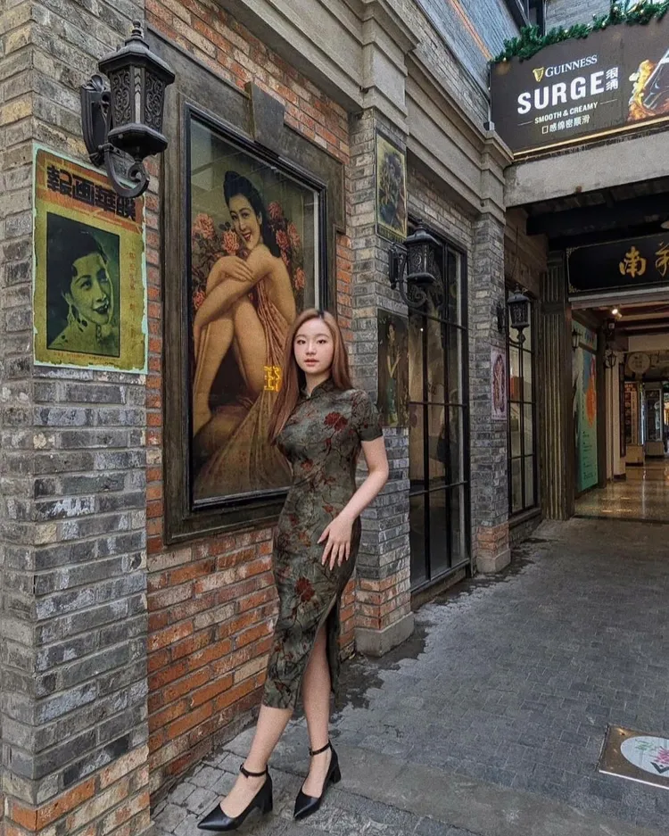 Sammi旗袍裝更加凸顯S型的好身材。翻攝臉書「岑永康張珮珊窩幸福」