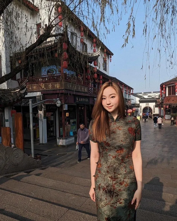 Sammi旗袍裝更加凸顯S型的好身材。翻攝臉書「岑永康張珮珊窩幸福」