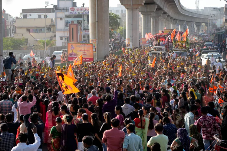 廟宇開放第一天吸引30萬人爭相入場。路透社