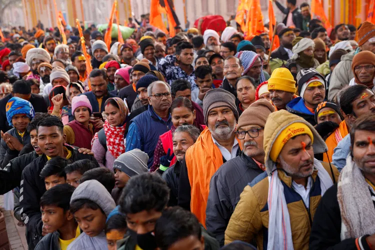 廟宇開放第一天吸引30萬人爭相入場。路透社