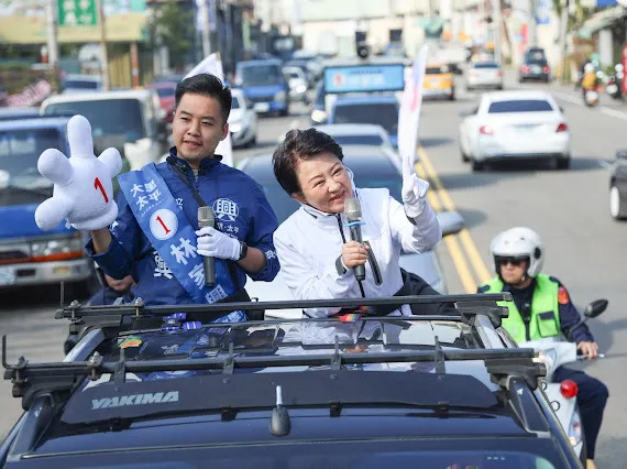 盧秀燕上午陪同大里太平區立委候選人林家興車掃。民眾提供