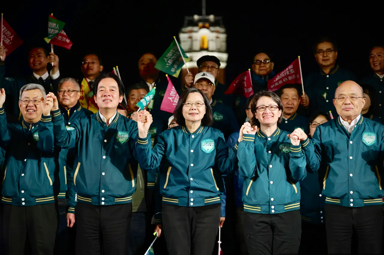 總統蔡英文面支持者鞠躬。林林攝