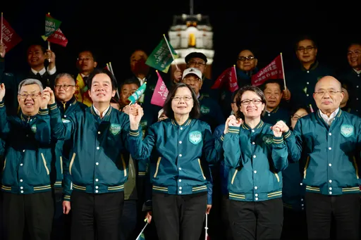 蔡英文凱道鞠躬「感謝台灣人信任」！　酸爆柯文哲「國家不需要誰來還給我們」