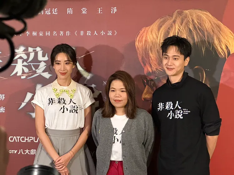 導演柯貞年（中）今天才知道隋棠（左）和劉冠廷對沙發激戰戲的緊張。趙大智攝