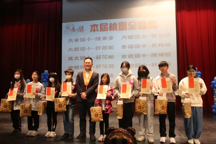 桃園市副市長蘇俊賓頒獎給入圍全國普仁獎的學生。靈鷲山佛教教團提供