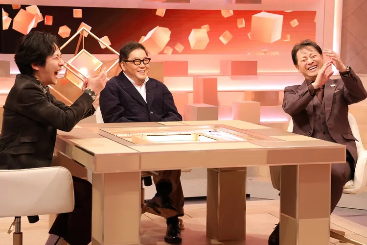 中居正廣（右）和松本人志一起主持《まつもtoなかい》，松本停工後，最新一集預告由中居獨自和秋元康（中）、二宮和也（左）對談。翻攝富士電視台