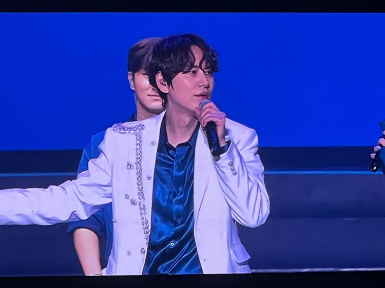 圭賢昨晚去瑞豐夜市排隊買美食，看到周邊都是粉絲。讀者提供