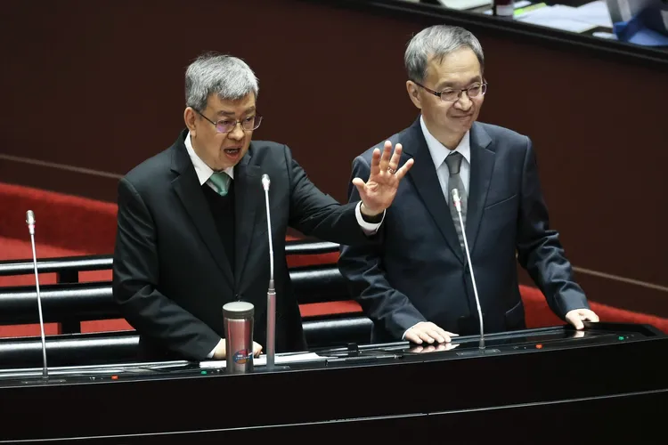 陳建仁跟衛福部長薛瑞元接受質詢。林林攝