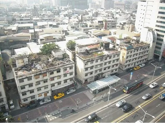 基地原為老舊社宅，因年久失修成為貧民窟。高市都發局提供