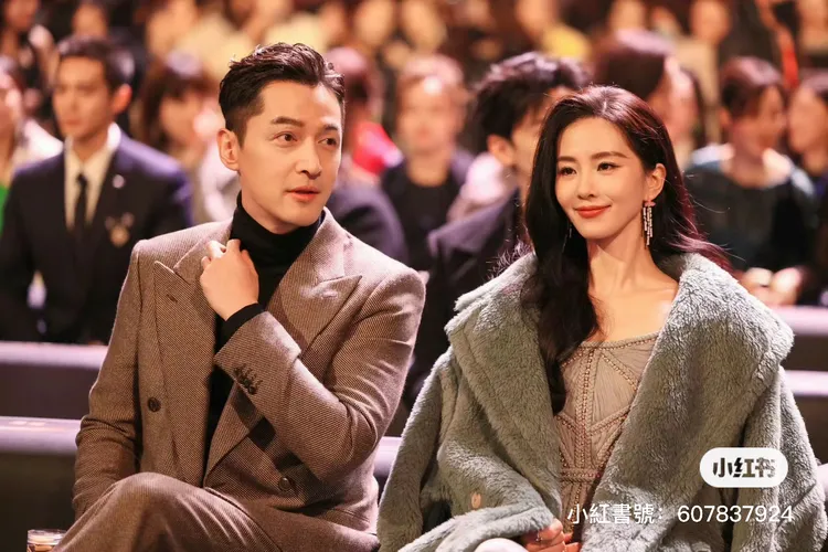 劉詩詩（右）披上Max Mara灰色泰迪熊大衣。翻攝Suyi穿搭手冊小紅書