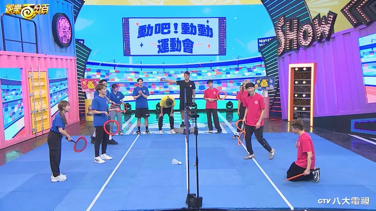 孫生下跪。八大提供