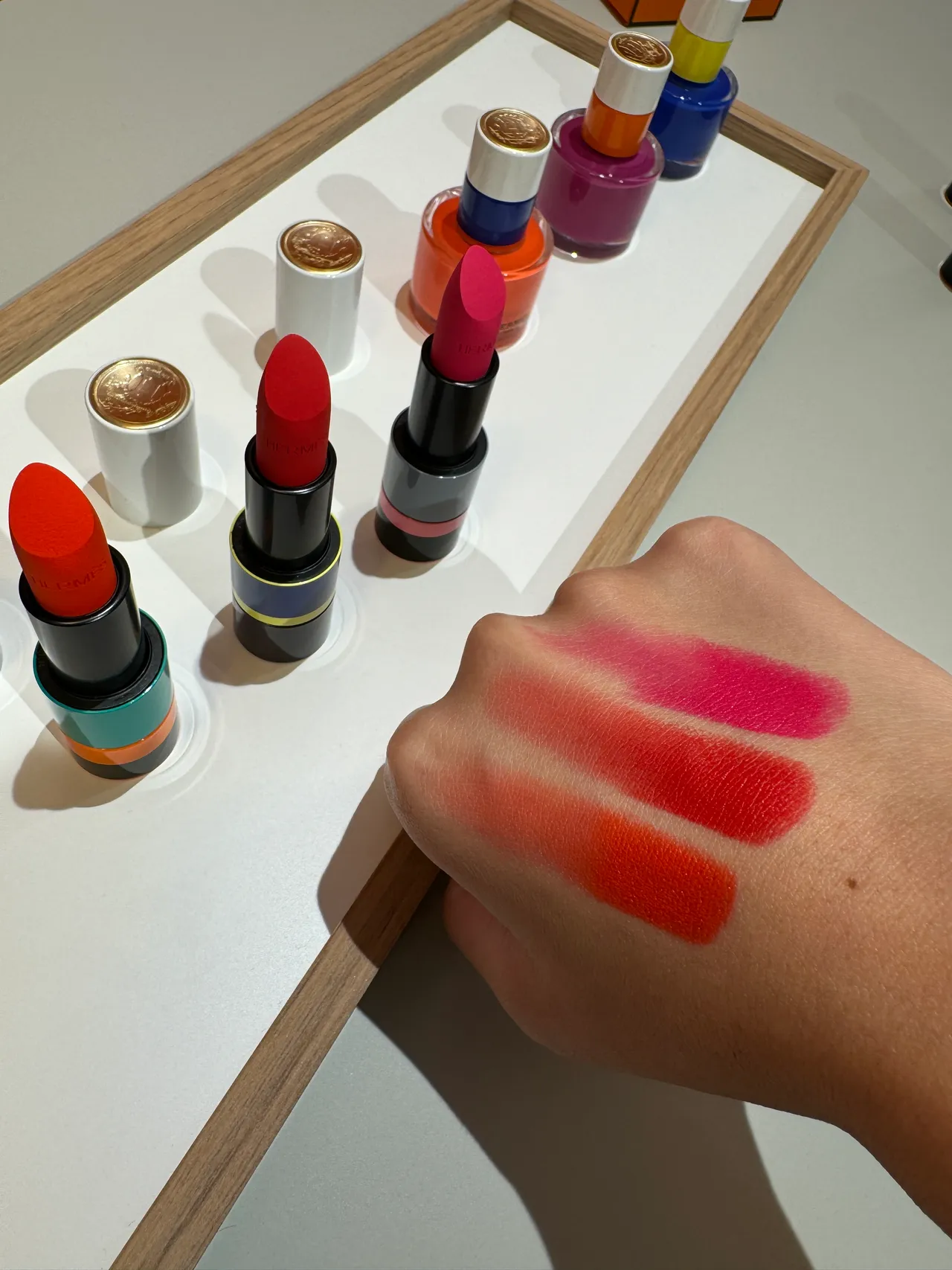 Rouge Hermès唇膏手部試色。張家玲攝