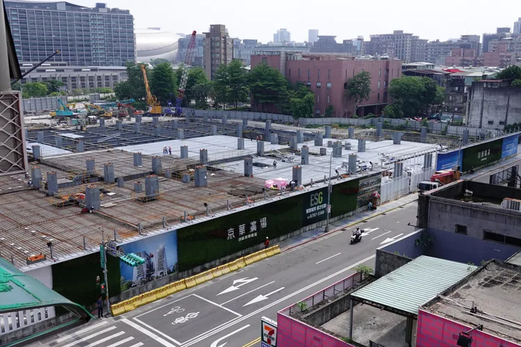 台北市前市長柯文哲任內核定京華城案容積率提高至840%引發爭議，北檢將柯文哲列為被告。圖為京華廣場工地，莊宗達攝