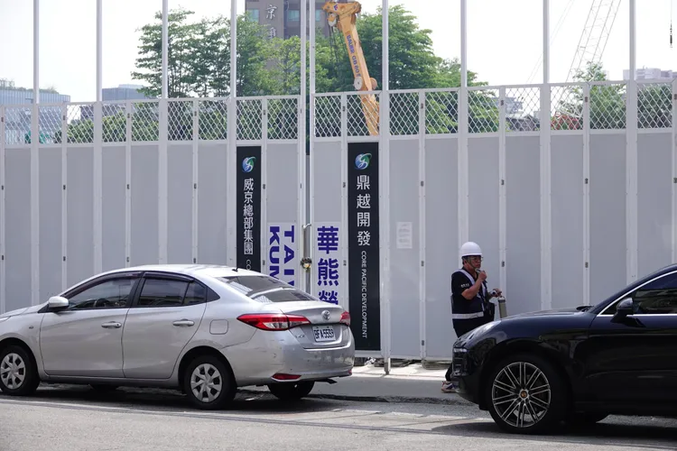 台北市前市長柯文哲任內核定京華城案容積率提高至840%引發爭議，北檢將柯文哲列為被告。圖為京華廣場工地，莊宗達攝
