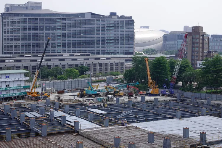 台北市前市長柯文哲任內核定京華城案容積率提高至840%引發爭議，北檢將柯文哲列為被告。圖為京華廣場工地，莊宗達攝