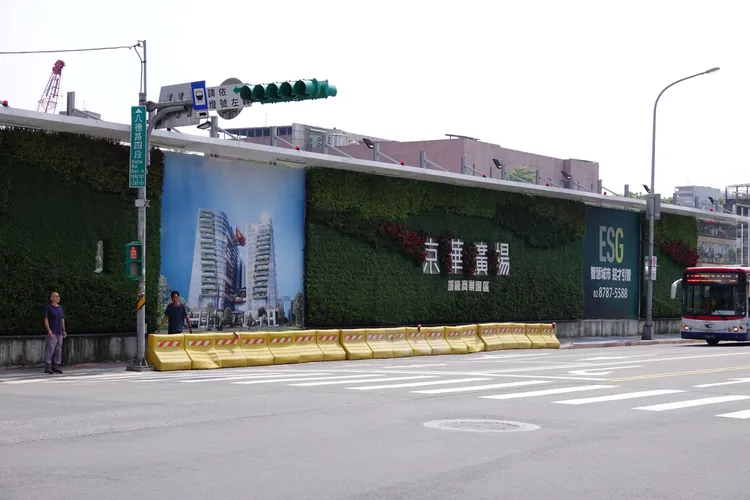 台北市前市長柯文哲任內核定京華城案容積率提高至840%引發爭議，北檢將柯文哲列為被告。圖為京華廣場工地，莊宗達攝