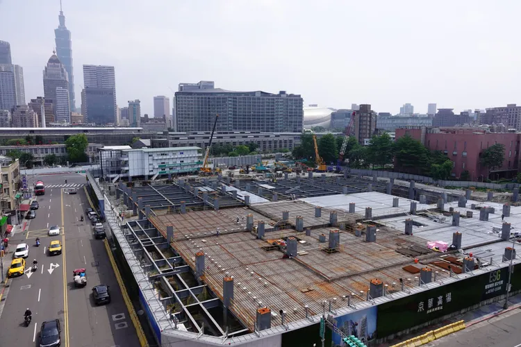 台北市前市長柯文哲任內核定京華城案容積率提高至840%引發爭議，北檢將柯文哲列為被告。圖為京華廣場工地，莊宗達攝