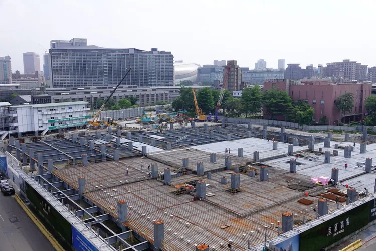 台北市前市長柯文哲任內核定京華城案容積率提高至840%引發爭議，北檢將柯文哲列為被告。圖為京華廣場工地，莊宗達攝