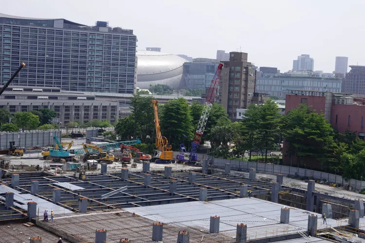台北市前市長柯文哲任內核定京華城案容積率提高至840%引發爭議，北檢將柯文哲列為被告。圖為京華廣場工地，莊宗達攝