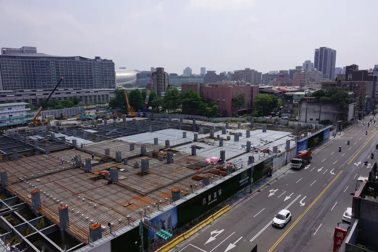 台北市前市長柯文哲任內核定京華城案容積率提高至840%引發爭議，北檢將柯文哲列為被告。圖為京華廣場工地，莊宗達攝