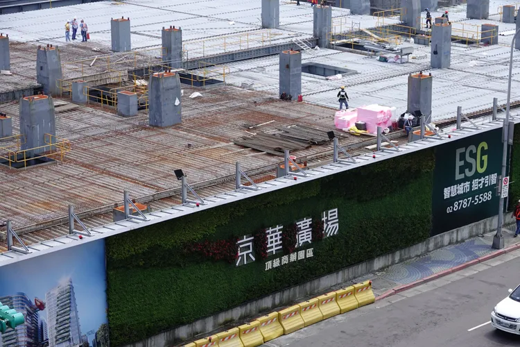 台北市前市長柯文哲任內核定京華城案容積率提高至840%引發爭議，北檢將柯文哲列為被告。圖為京華廣場工地，莊宗達攝