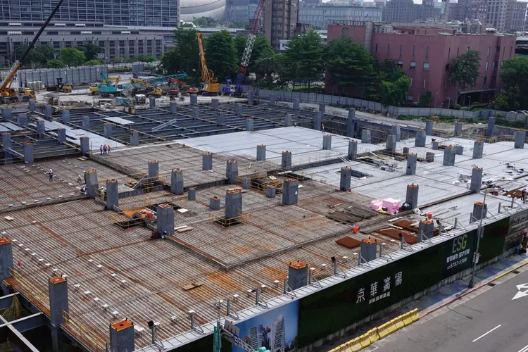 台北市前市長柯文哲任內核定京華城案容積率提高至840%引發爭議，北檢將柯文哲列為被告。圖為京華廣場工地，莊宗達攝