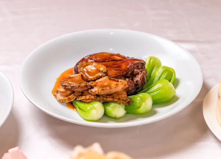 鮑汁鮑魚扣圓蹄每份2280元。業者提供