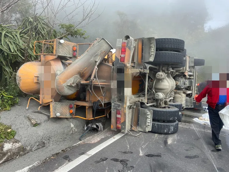 混凝土預拌車側翻。讀者提供