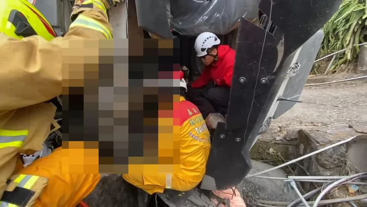 駕駛意識清楚，受困駕座。讀者提供