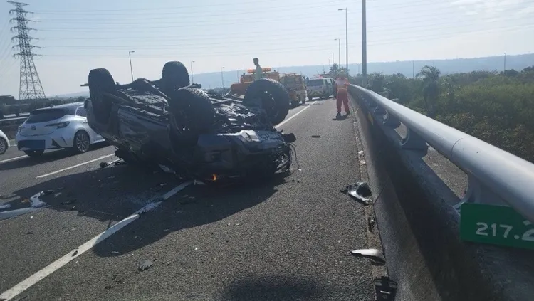 零件散落一地。民眾提供