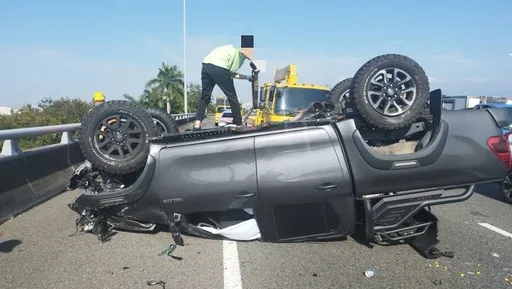 國3南投段皮卡「烏龜翻」釀3傷　變換車道擦撞貨車肇禍