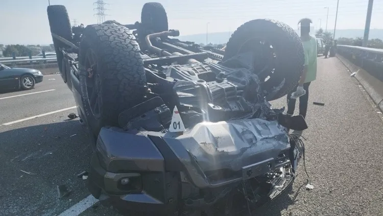 皮卡翻覆在外側車道。民眾提供