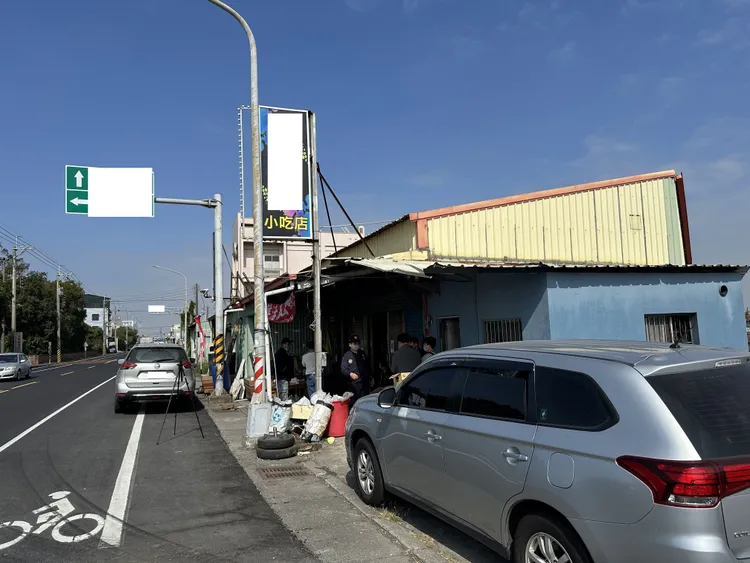 員警喬裝路人，帶警犬前往周邊嗅聞偵測。警方提供