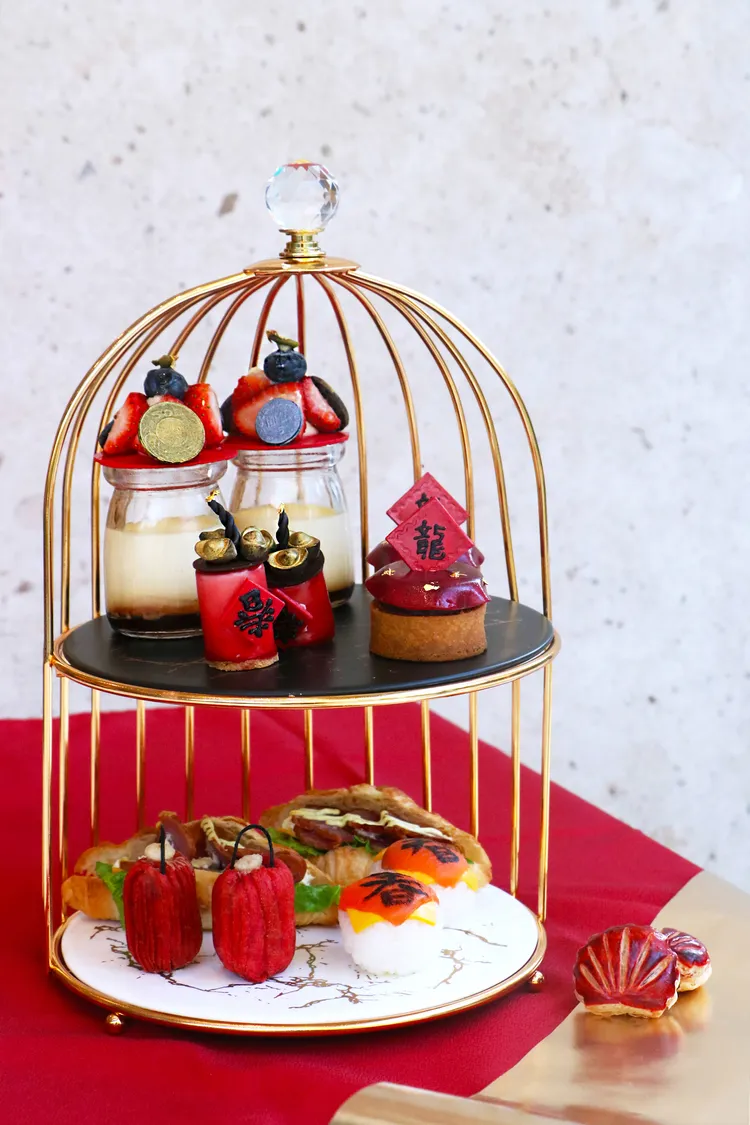 日月千禧雙人下午茶，新春系列推出三款甜點、三款鹹點、莓果酥及兩杯飲品。日月千禧提供